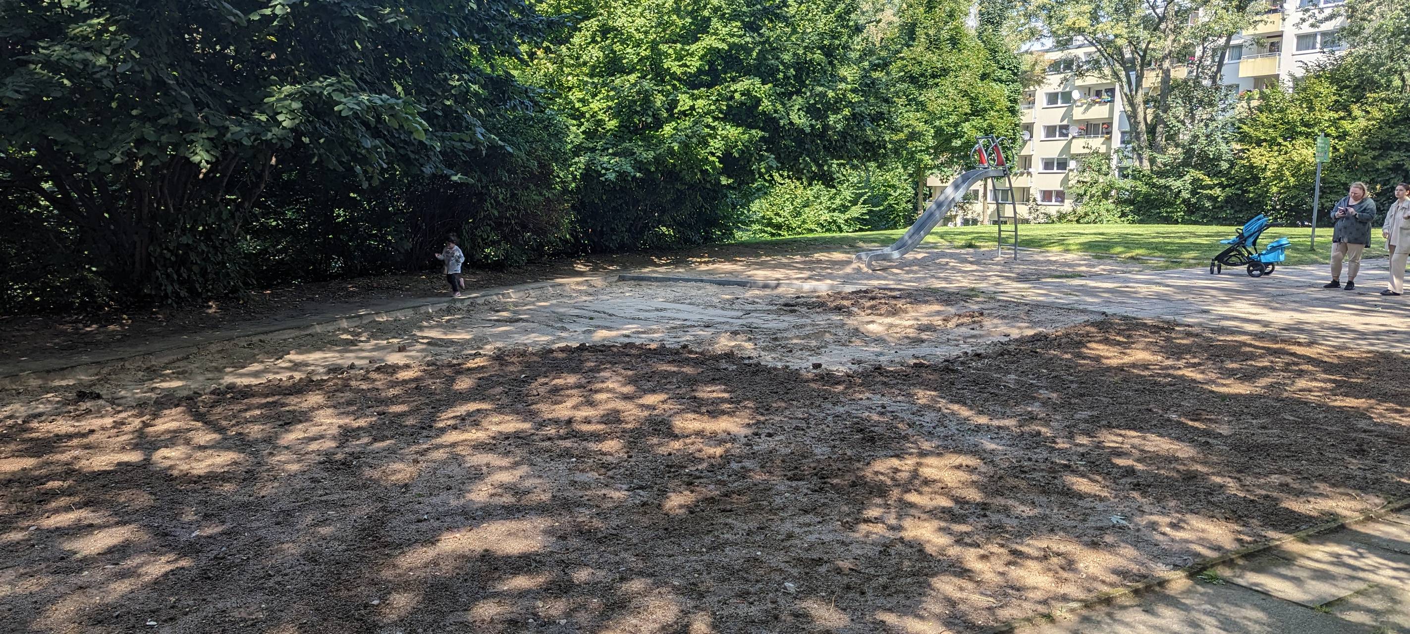 Spielplatz in Essen abgebaut - Kinder und Eltern sind traurig