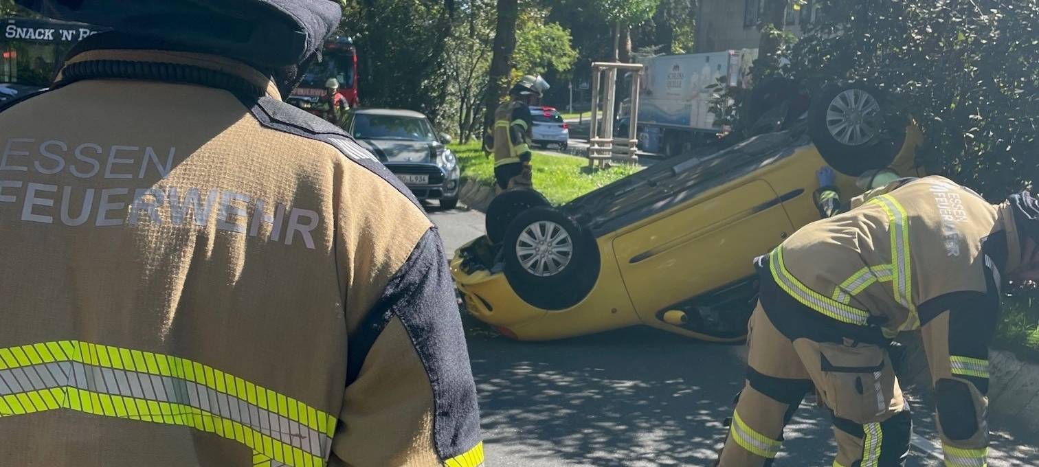 Unfall in Essen: Auto auf dem Dach