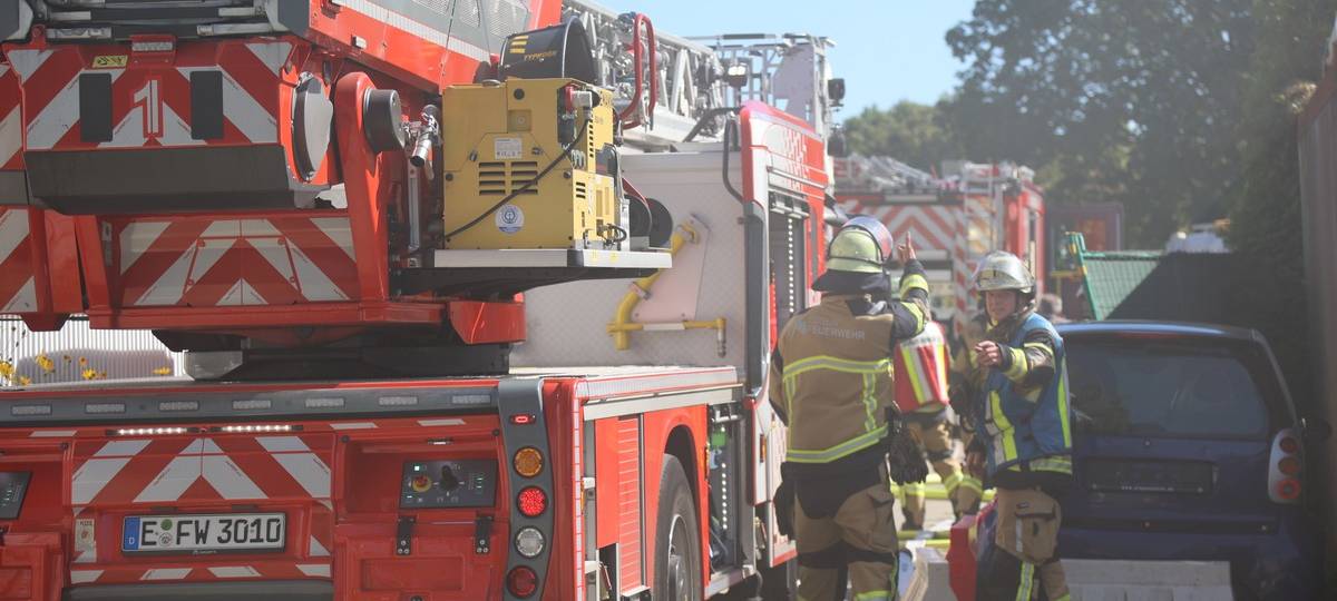 Auto in Essen brennt in Werkstatt