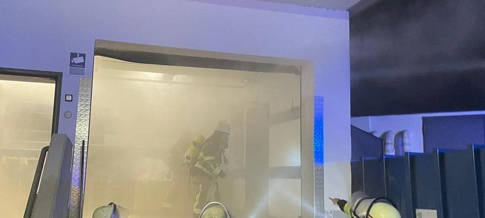 Brand in Essen: Container vor Supermarkt in Flammen