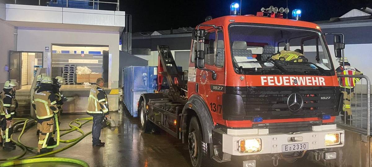 Brand in Essen: Container vor Supermarkt in Flammen