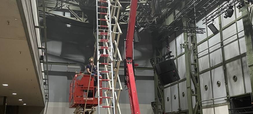 Feuerwehr Essen befreit eingeklemmten Mann in Weststadthalle