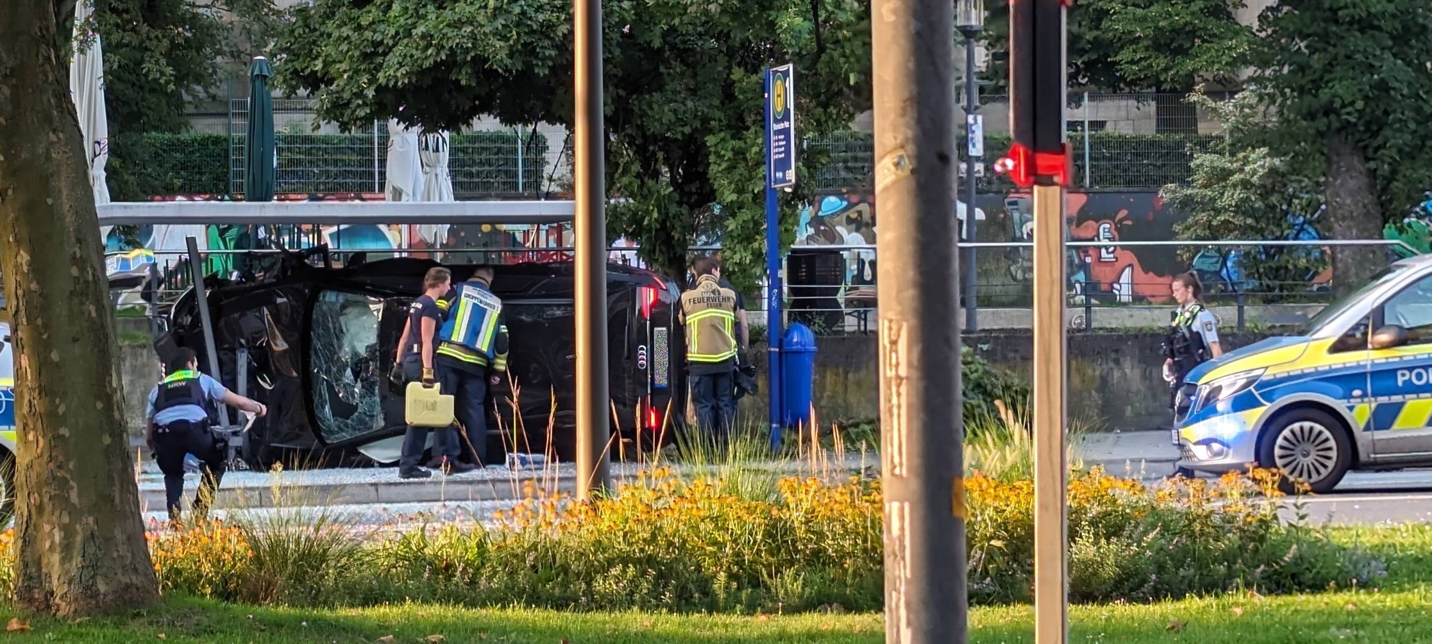 Verfolgungsjagd in Essen: Fahrer rast in Bushaltestelle