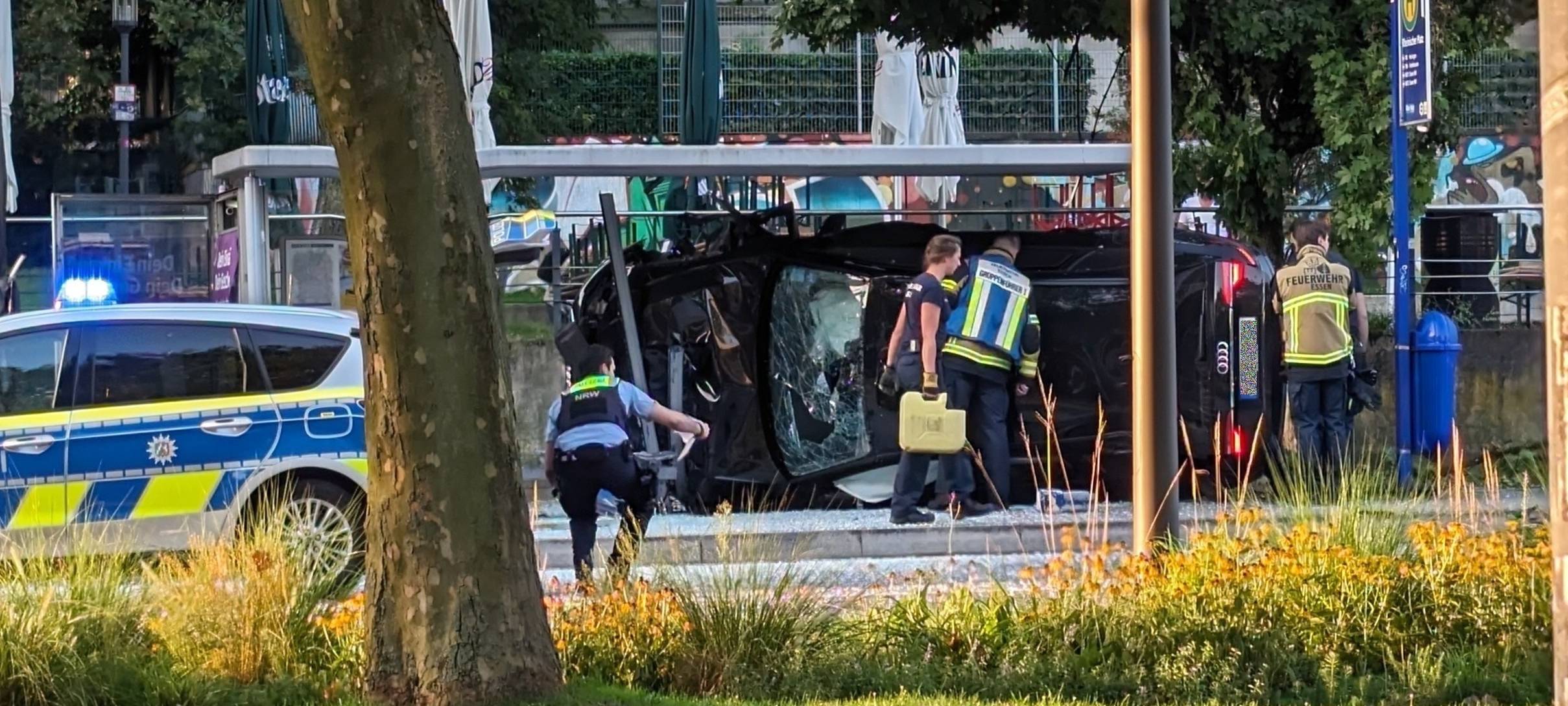 Verfolgungsjagd in Essen: Fahrer rast in Bushaltestelle