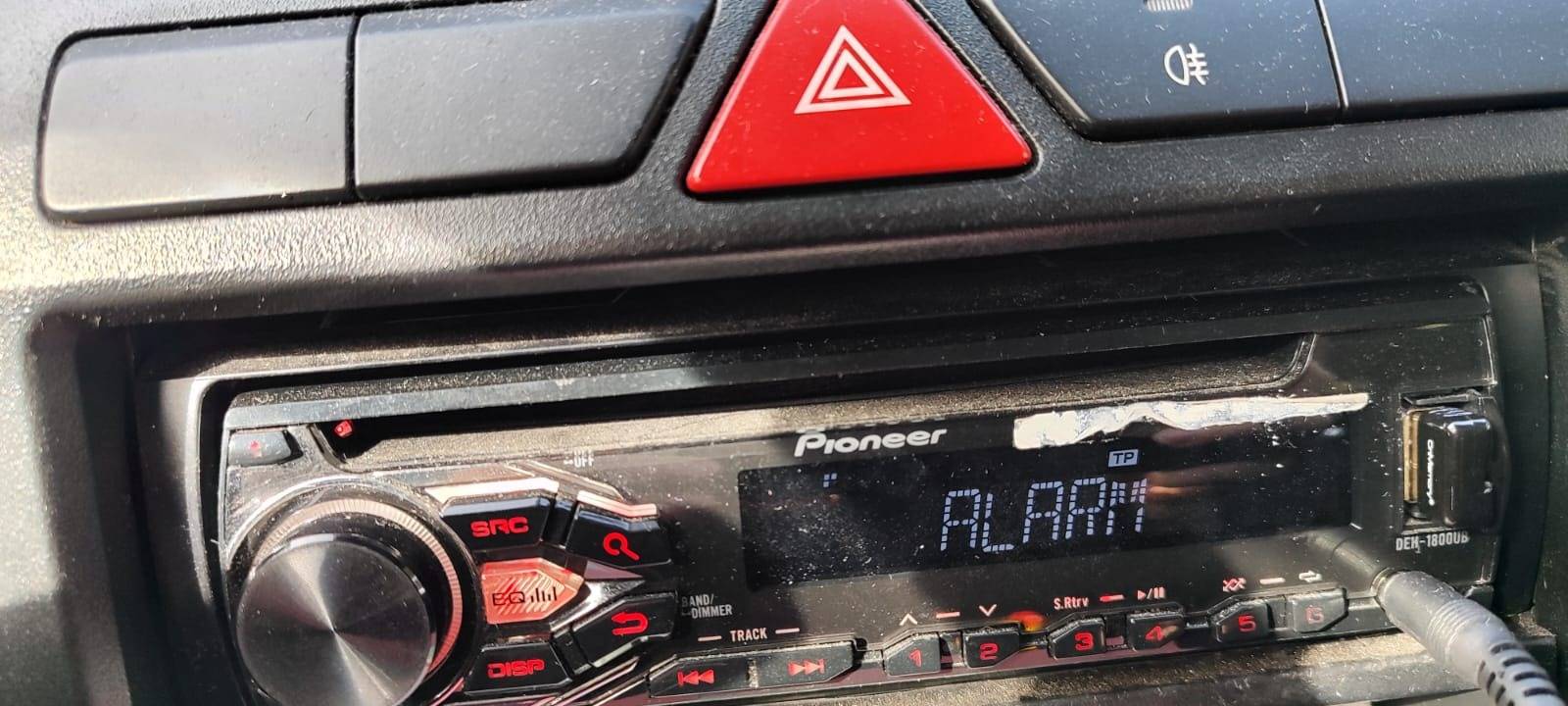Auch einige Autoradios bekommen während der Warnmeldung eine ALARM-Aufschrift.