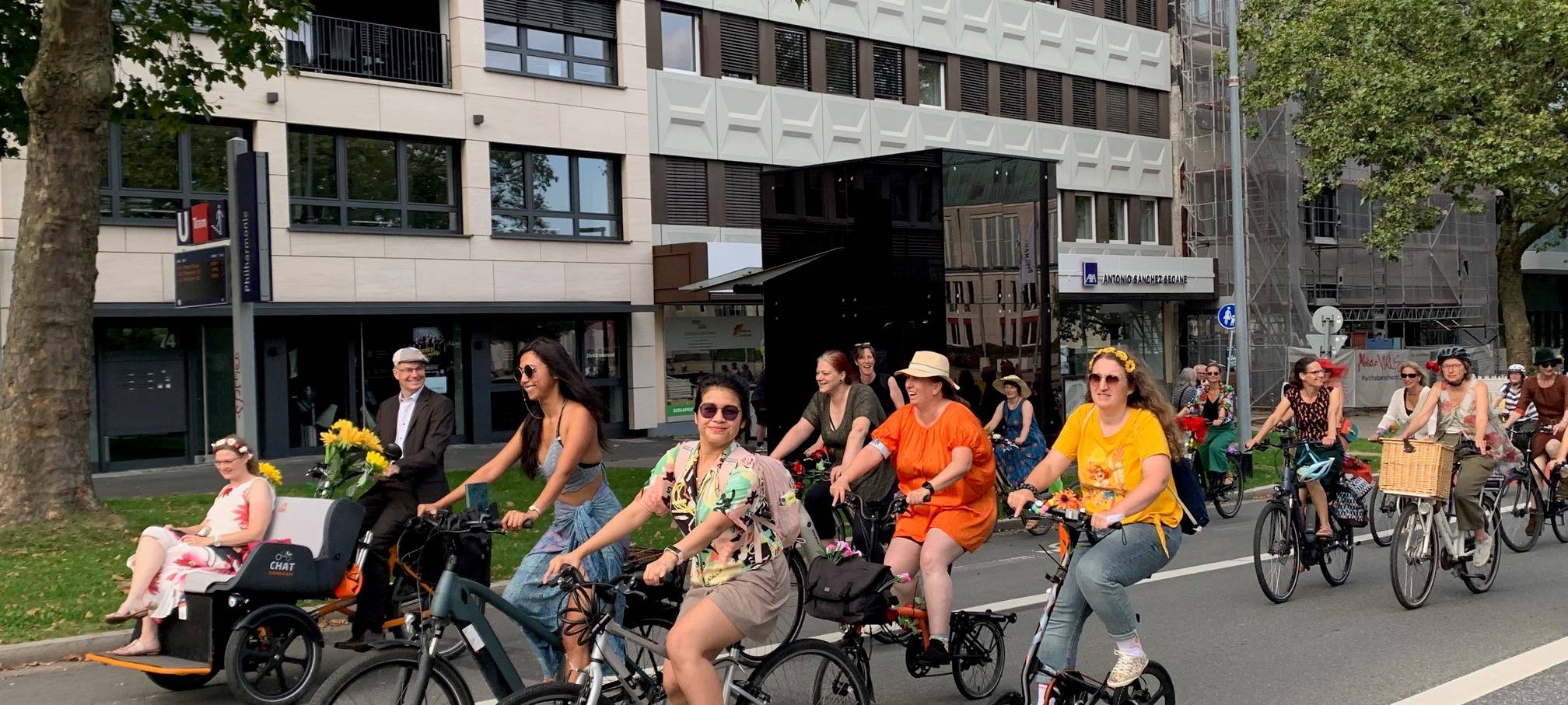 Fancy Women Bike Ride: Frauen in Essen radeln für mehr Respekt durch die Stadt