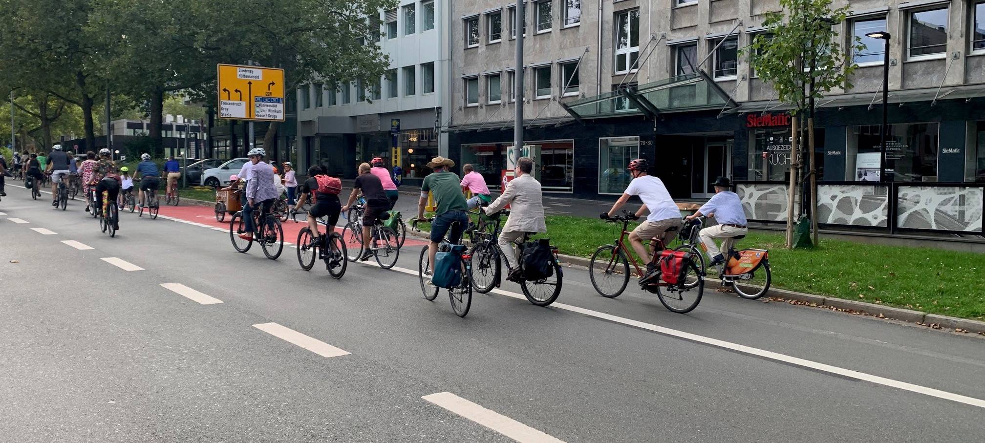 Fancy Women Bike Ride: Frauen in Essen radeln für mehr Respekt durch die Stadt