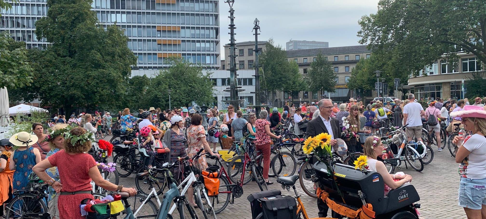 Fancy Women Bike Ride: Frauen in Essen radeln für mehr Respekt durch die Stadt