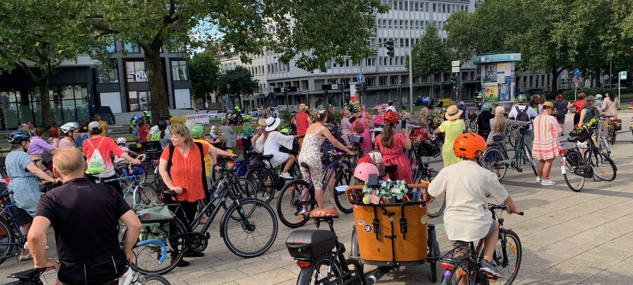 Fancy Women Bike Ride: Frauen in Essen radeln für mehr Respekt durch die Stadt