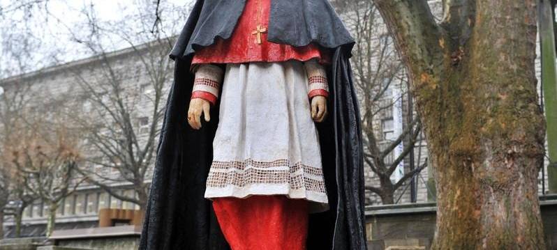 Hengsbach-Skulptur in Essen könnte auf dem Kopf stehen