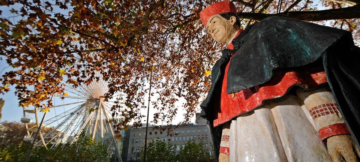 Essen diskutiert: Muss das Hengsbach-Denkmal am Dom weg?