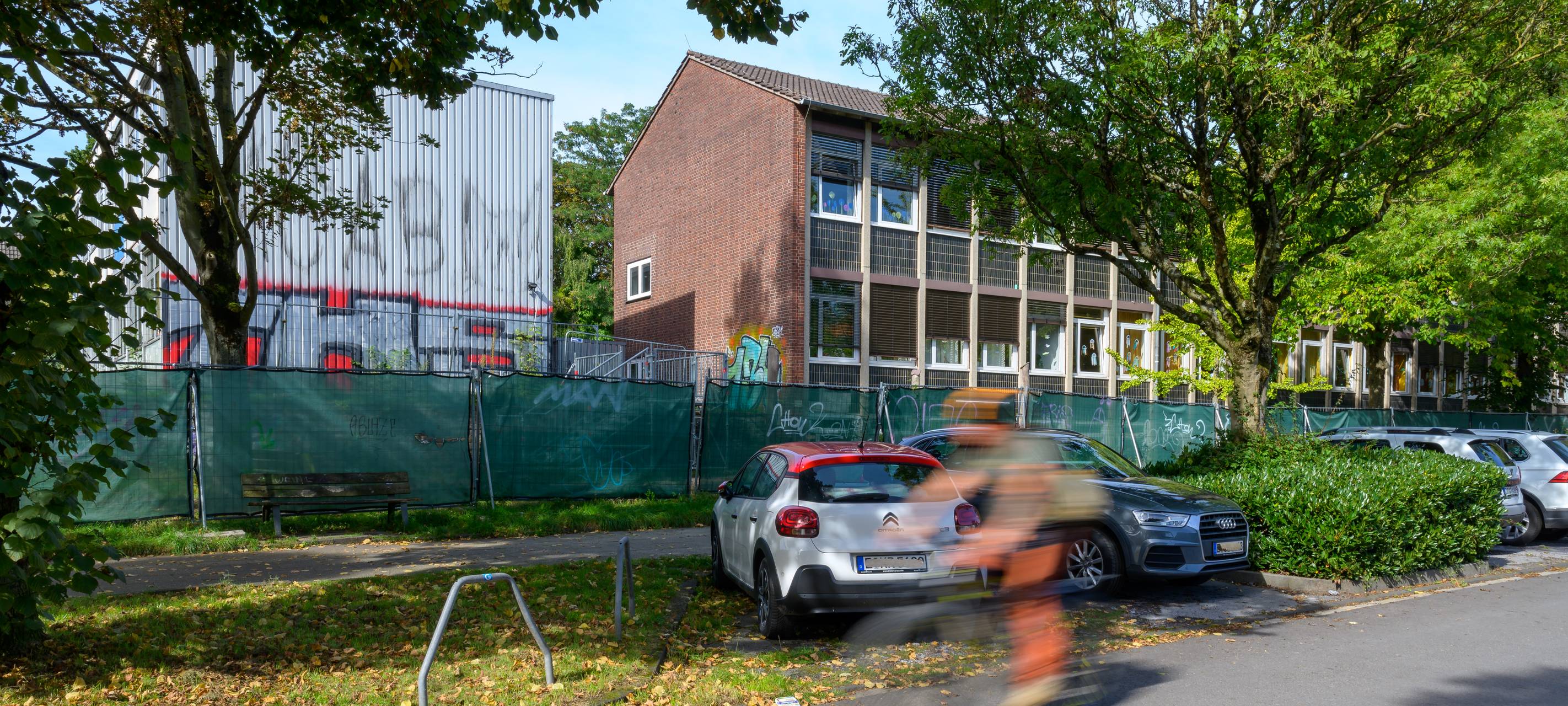 Vor der Andreasschule am Montag, den 25. September 2023, an der Von-Einem-Straße in Essen-Rüttenscheid.
