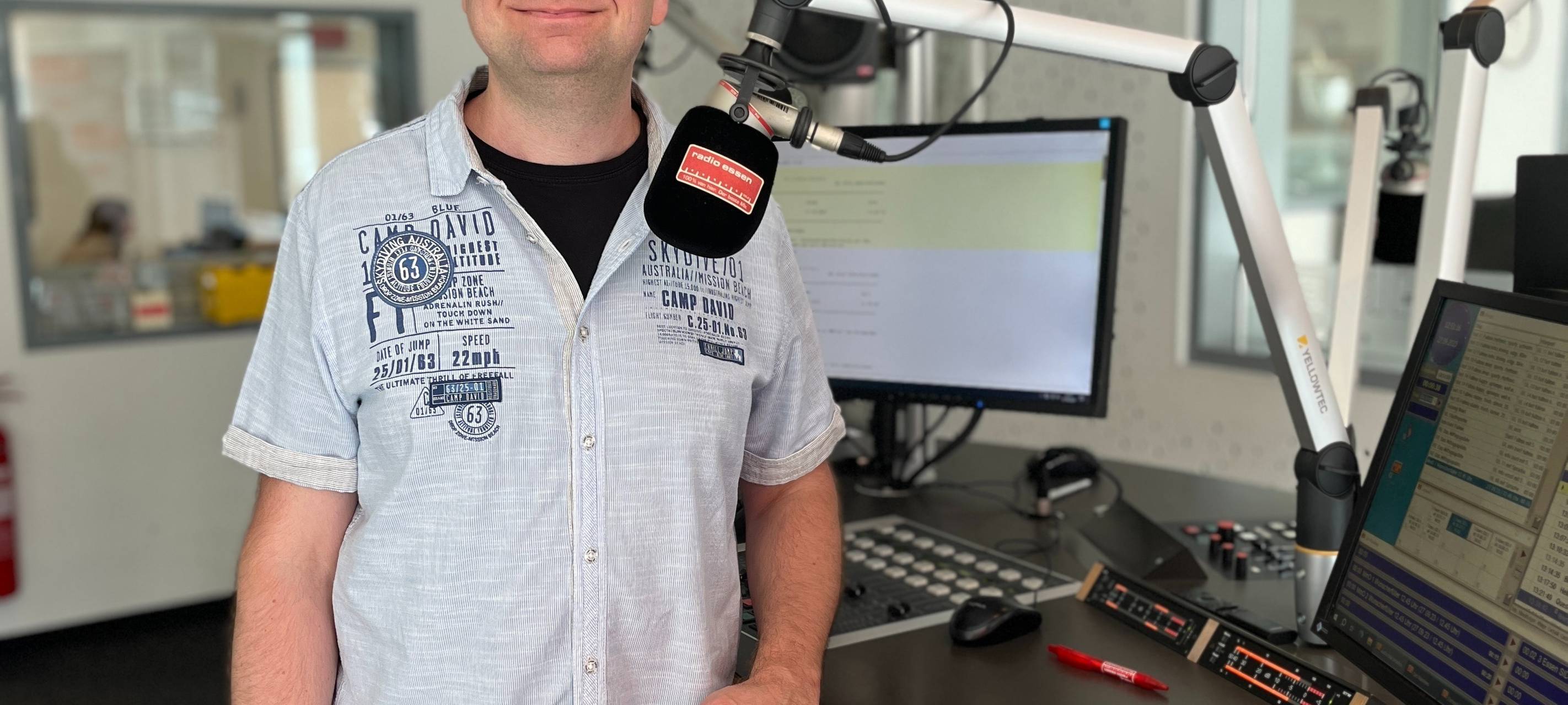 Christian Bannier: Wenn Ihr morgens aufsteht, bringe ich Euch direkt auf den aktuellen Stand. Außerdem berichte ich regelmäßig aus dem Essener Stadtrat über die wichtigen Entscheidungen, die dort getroffen werden. Ich mag es besonders, auch komplizierte Sachverhalte gut verständlich auf den Punkt zu bringen. Ich freue mich, wenn Ihr morgen früh wieder einschaltet!