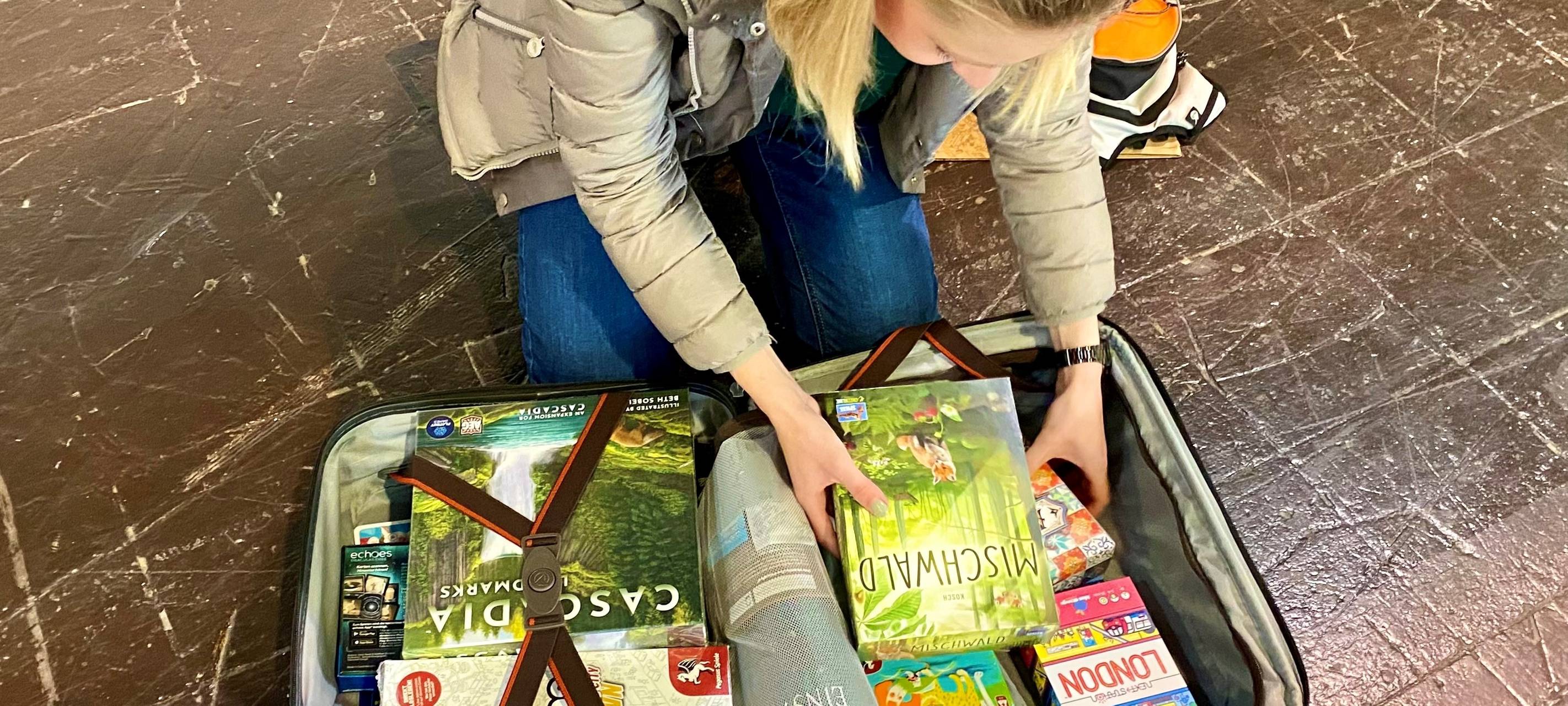 Carina hat für die SPIEL extra einen Koffer für die neuen Spiele mitgenommen.