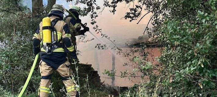Hütte in Essen brennt - Feuerwehr verhindert Schlimmeres