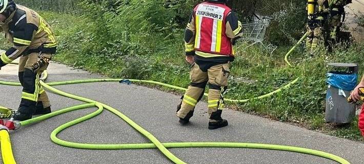 Hütte in Essen brennt - Feuerwehr verhindert Schlimmeres