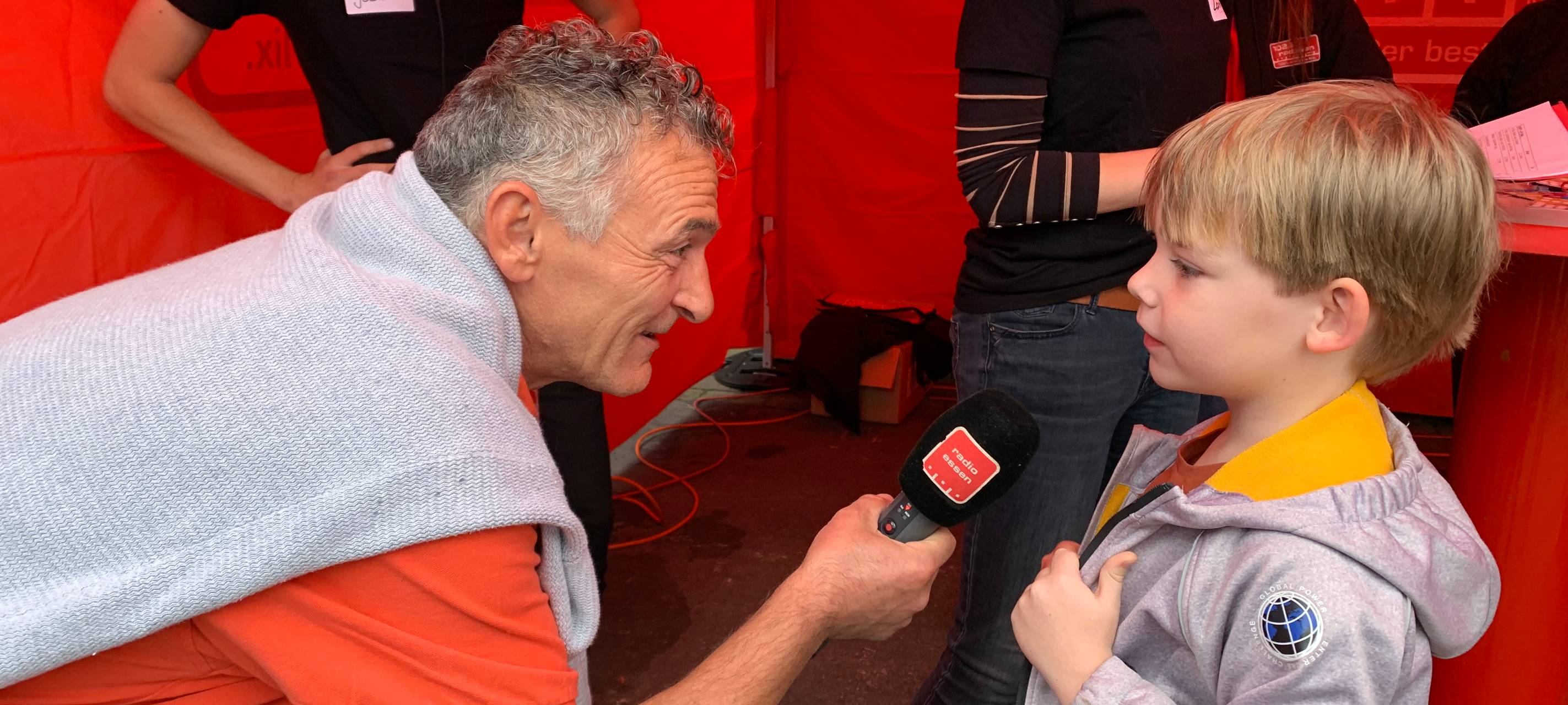 Stadtreporter Kostas Mitsalis interviewt schon mal unsere kleinen Helden.