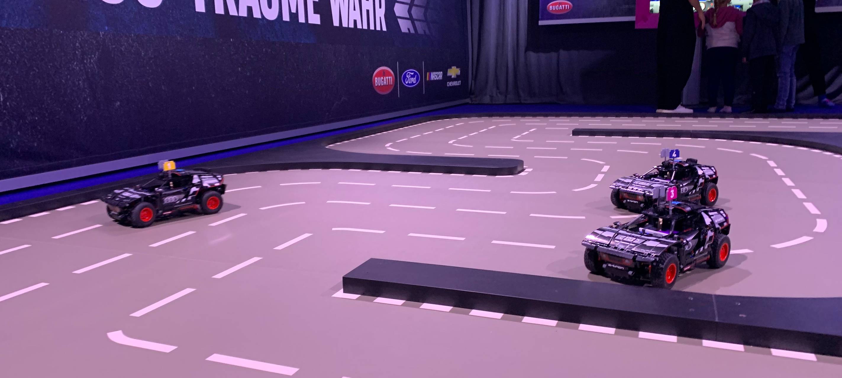 Hier fuhren die kleinen Autos lang - gesteuert wurde aber über Smartphone und Screen.