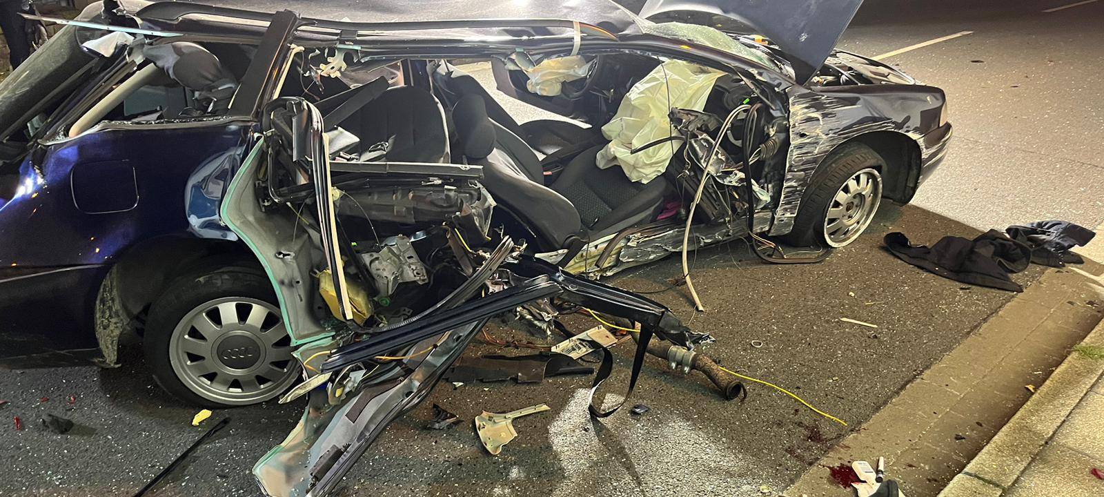 Auto in Essen prallt gegen Mauer und überschlägt sich