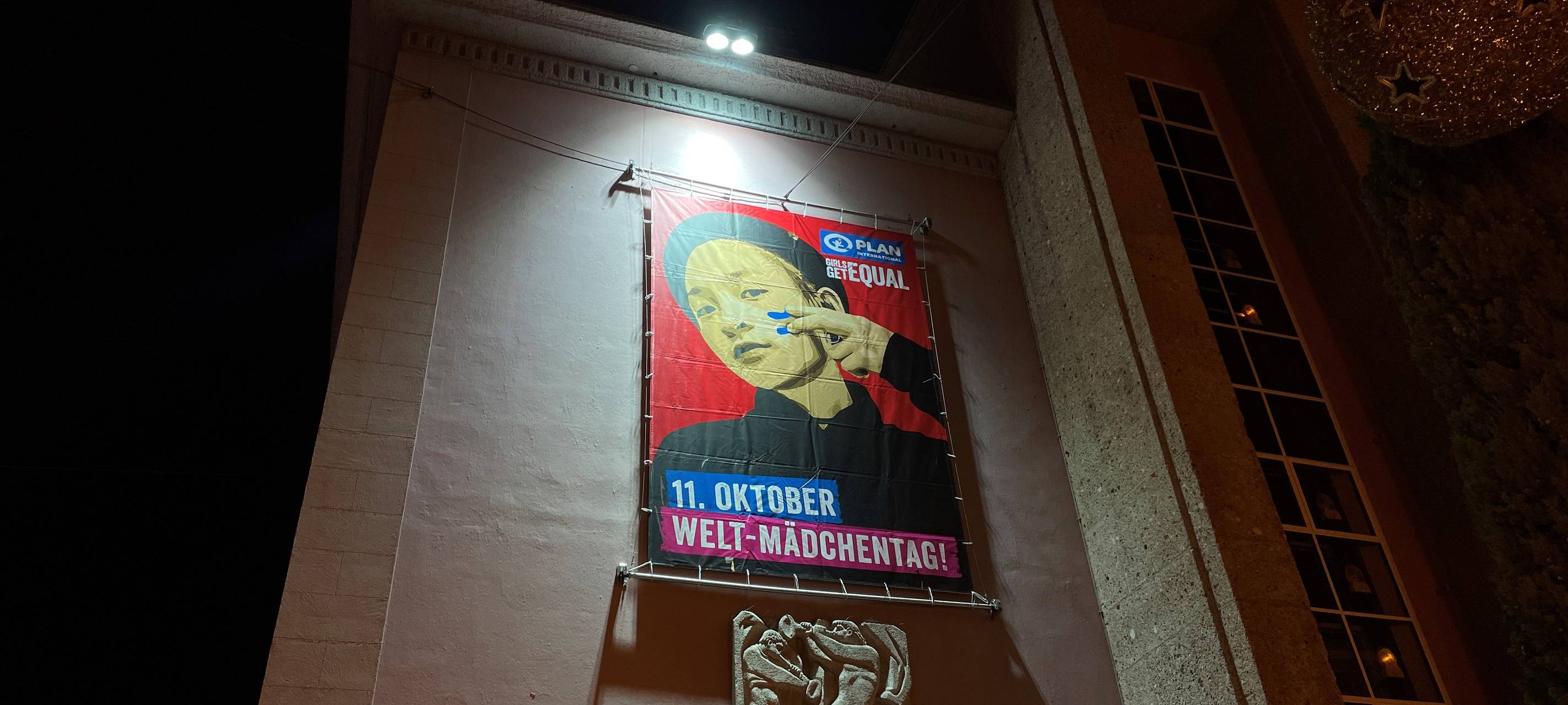 Aktionen in Essen zum Welt-Mädchentag: Pinke Beleuchtung und Banner