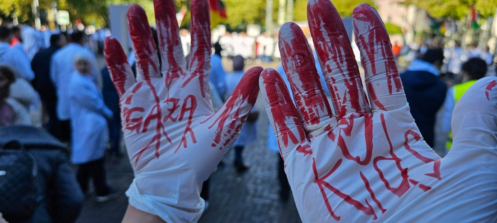 Kundgebung in Essen mit Palästina-Flaggen und Arztkitteln