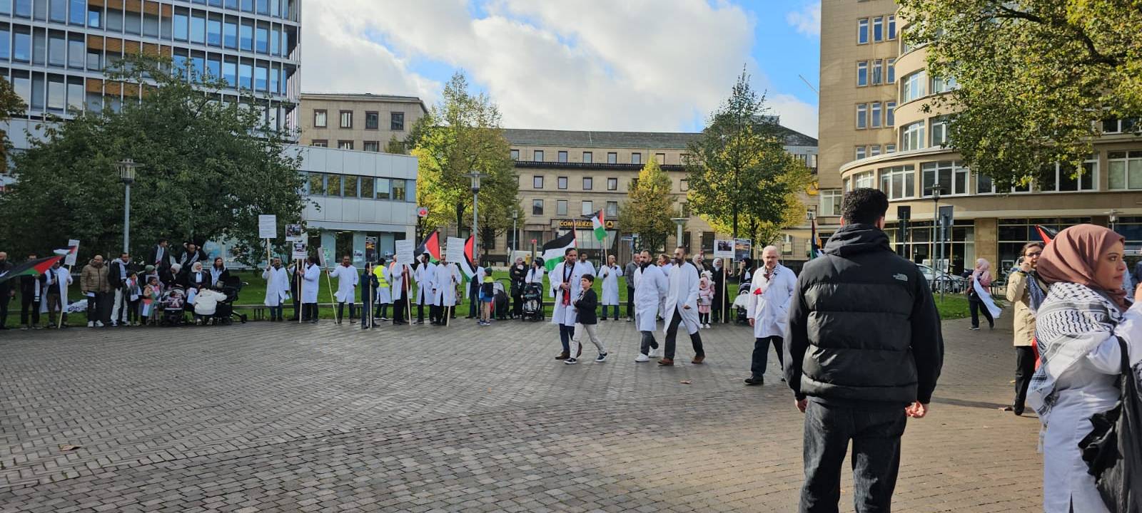 Kundgebung in Essen mit Palästina-Flaggen und Arztkitteln