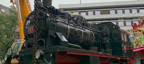 In Essen ist eine riesige Dampflok angekommen