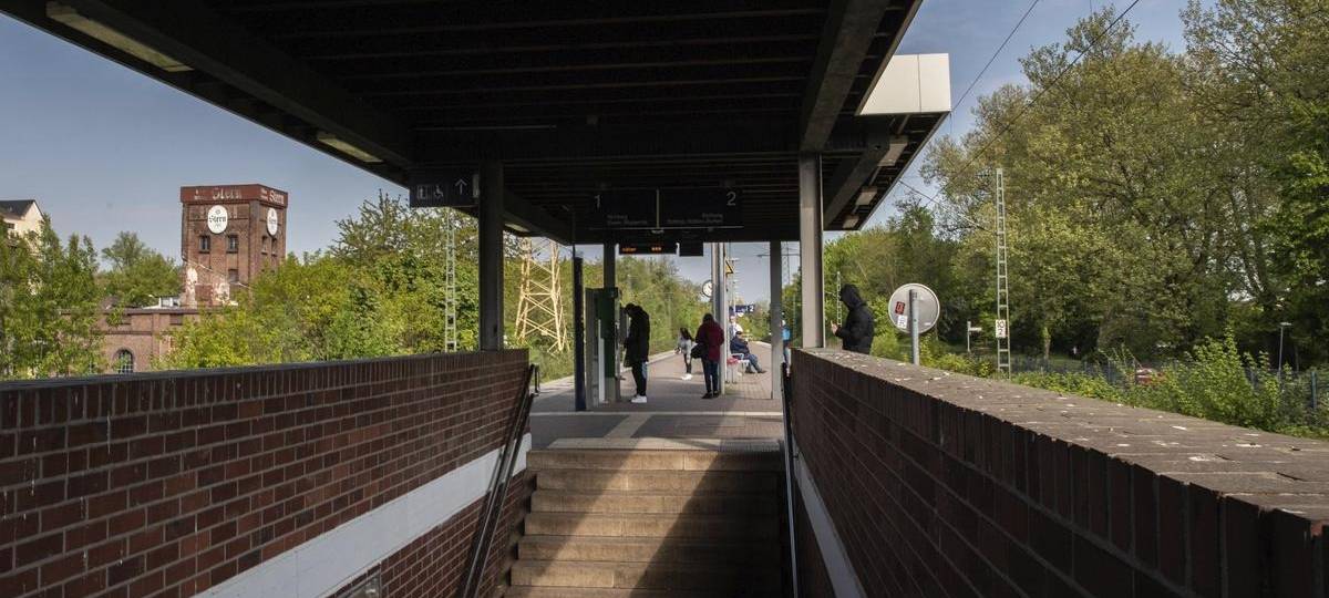 Frau stürzt in Essen auf die Gleise – Zugführer reagiert sofort