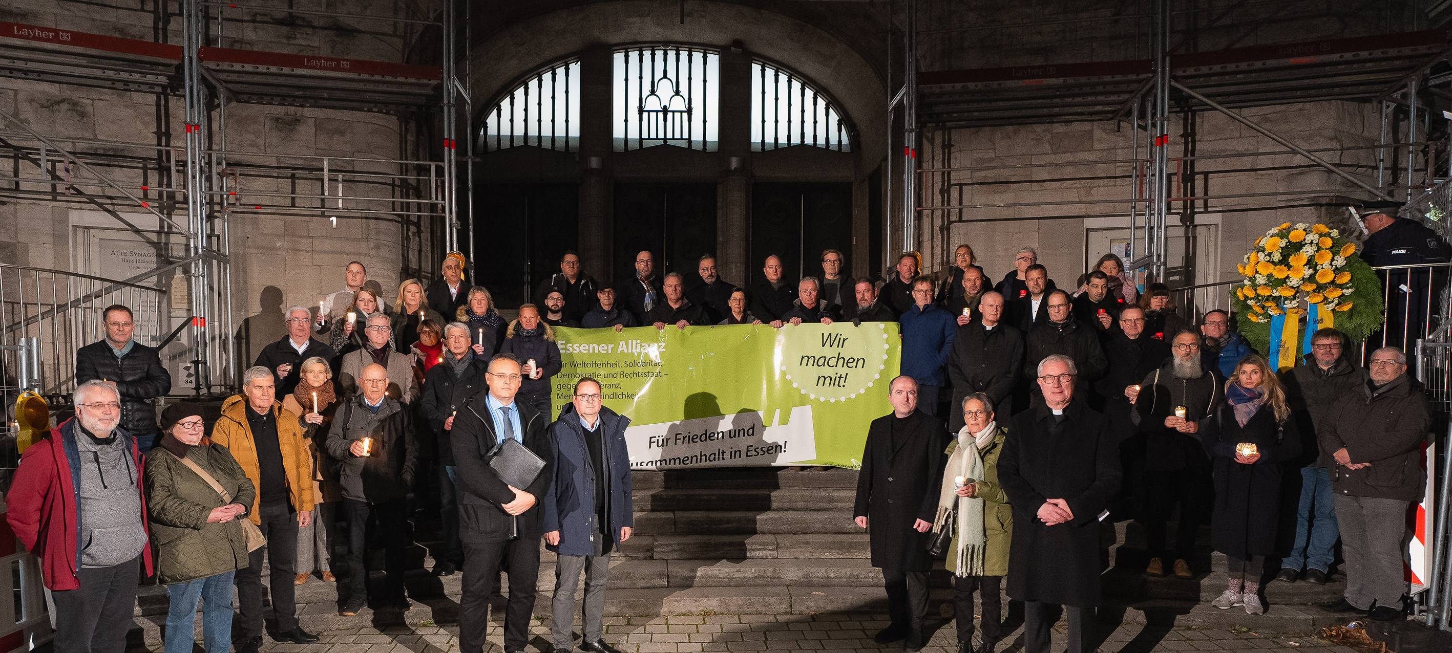 Tausende Menschen in Essen bilden Menschenkette vor der Alten Synagoge