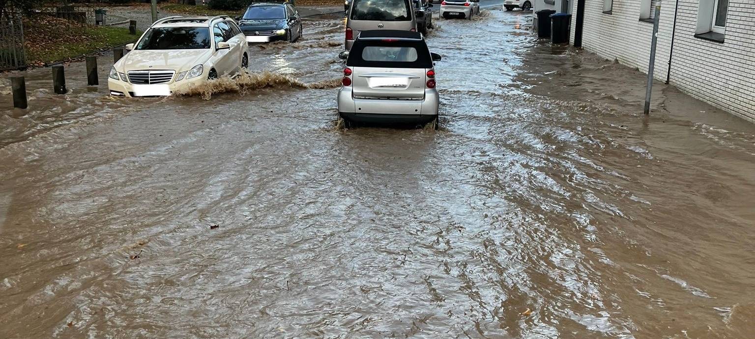 Rohrbruch in Essen: Wichtige Straße überflutet