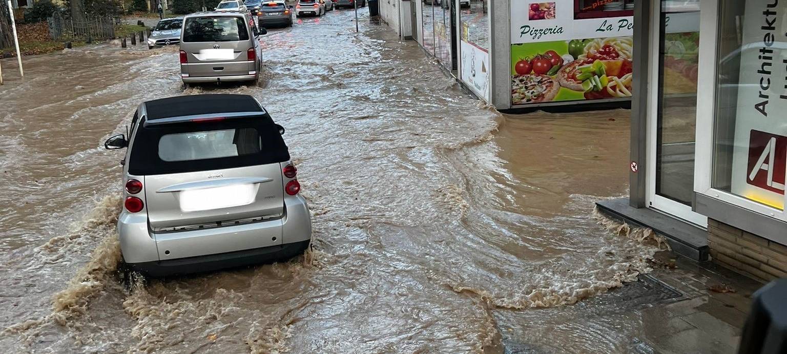 Rohrbruch in Essen: Wichtige Straße überflutet