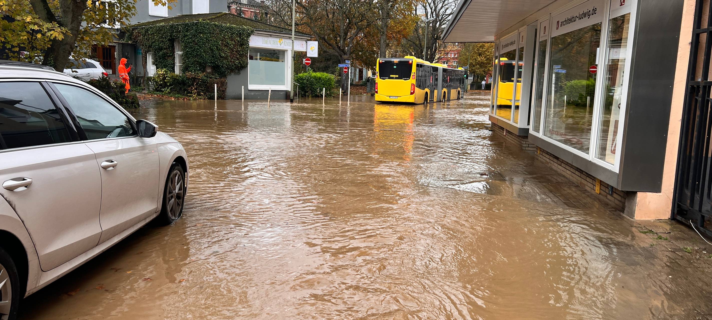 Rohrbruch in Essen: Wichtige Straße überflutet