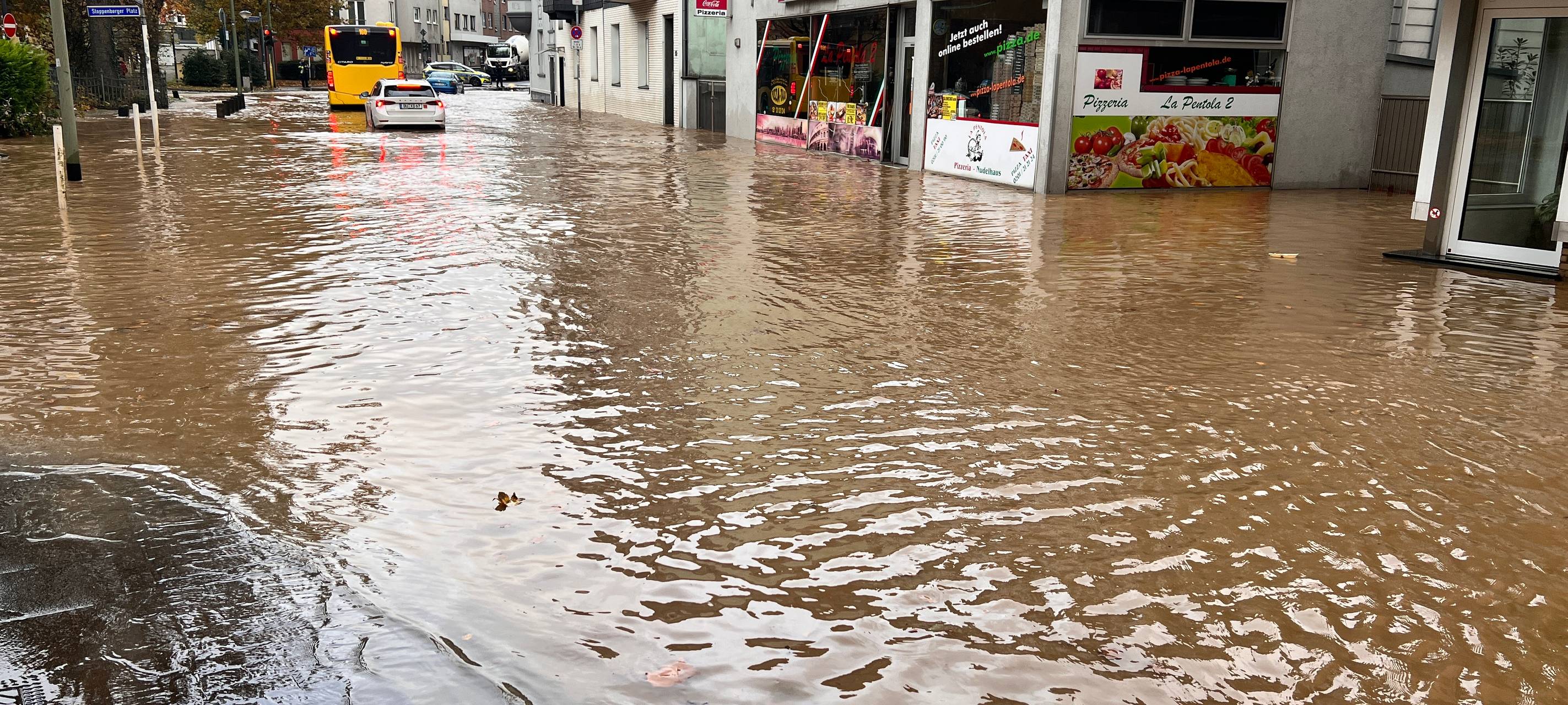 Rohrbruch in Essen: Wichtige Straße überflutet