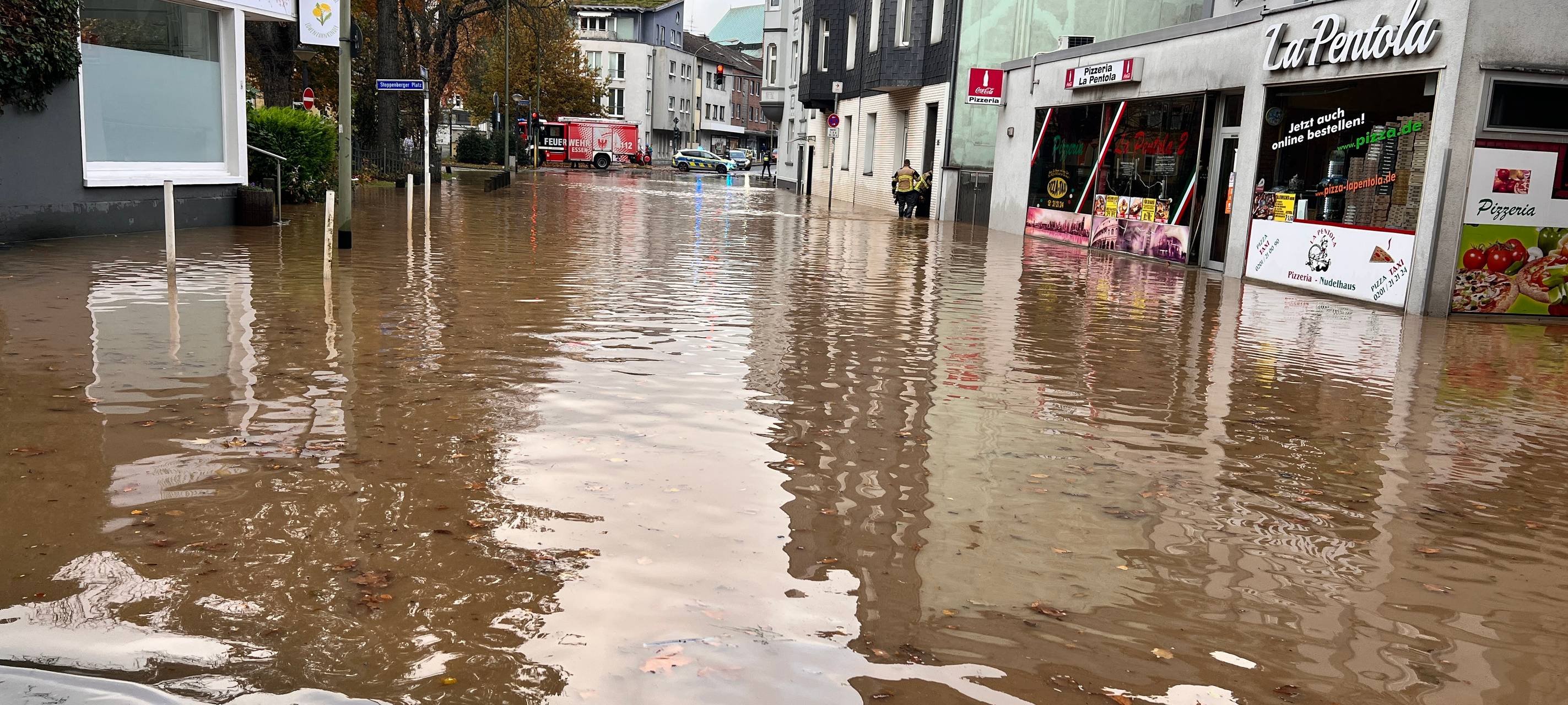 Rohrbruch in Essen: Wichtige Straße überflutet
