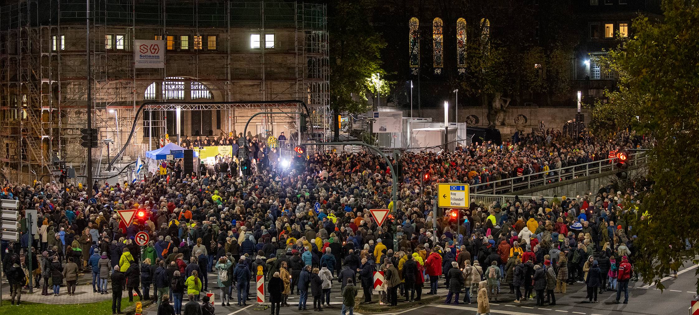 Tausende Menschen in Essen bilden Menschenkette vor der Alten Synagoge