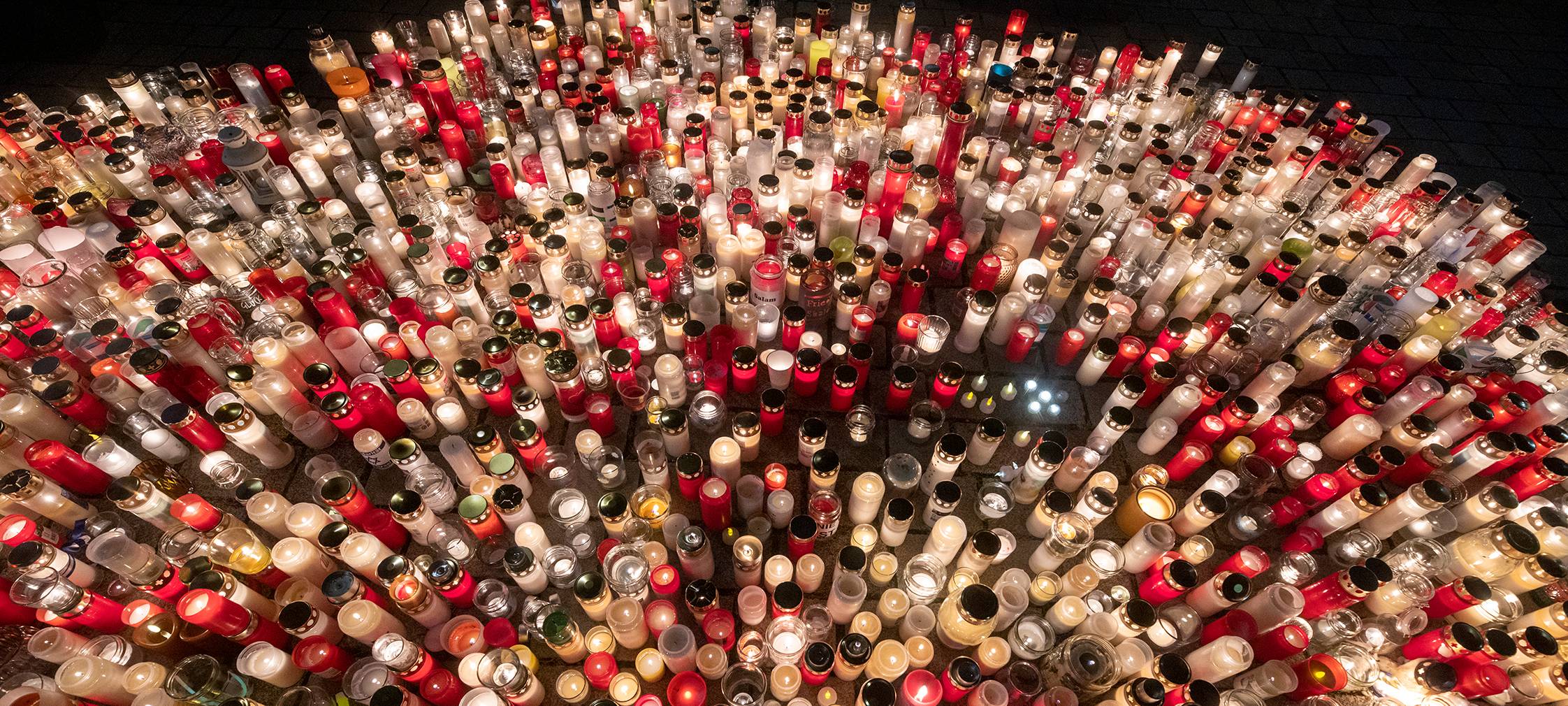 Tausende Menschen in Essen bilden Menschenkette vor der Alten Synagoge