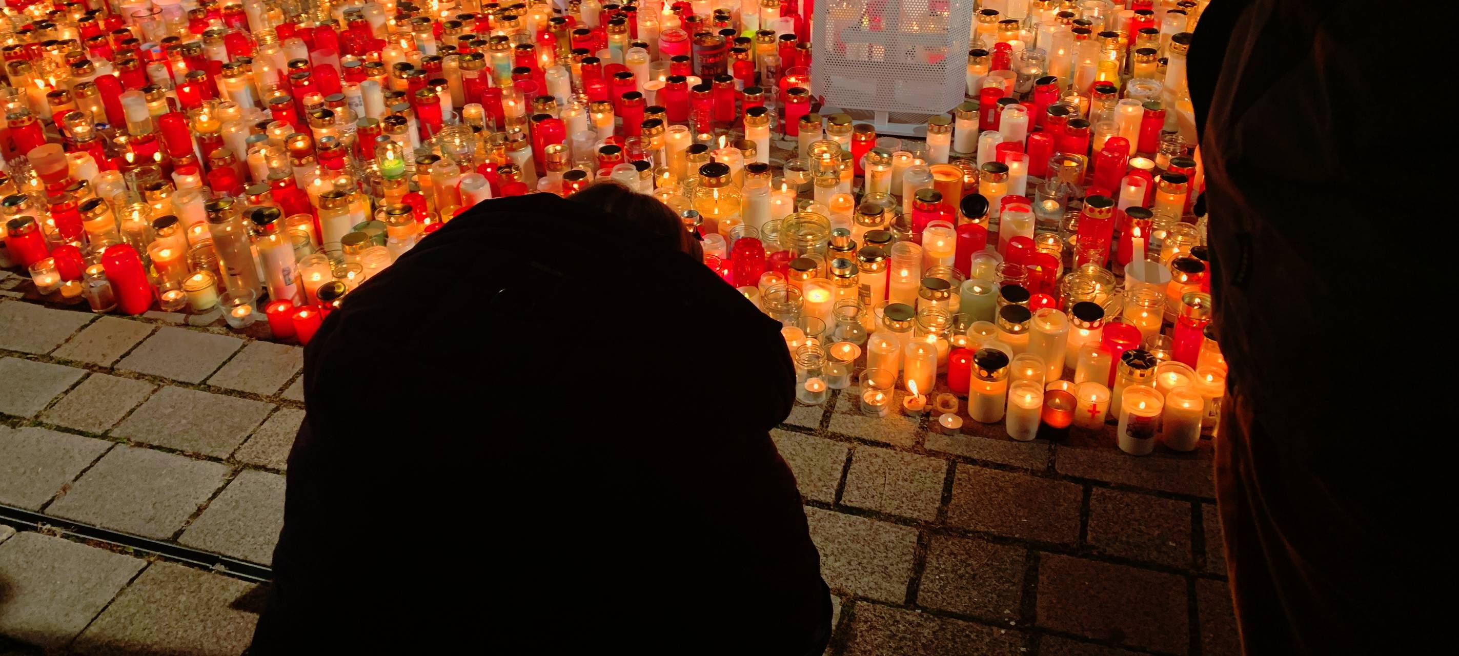 Tausende Menschen in Essen bilden Menschenkette vor der Alten Synagoge