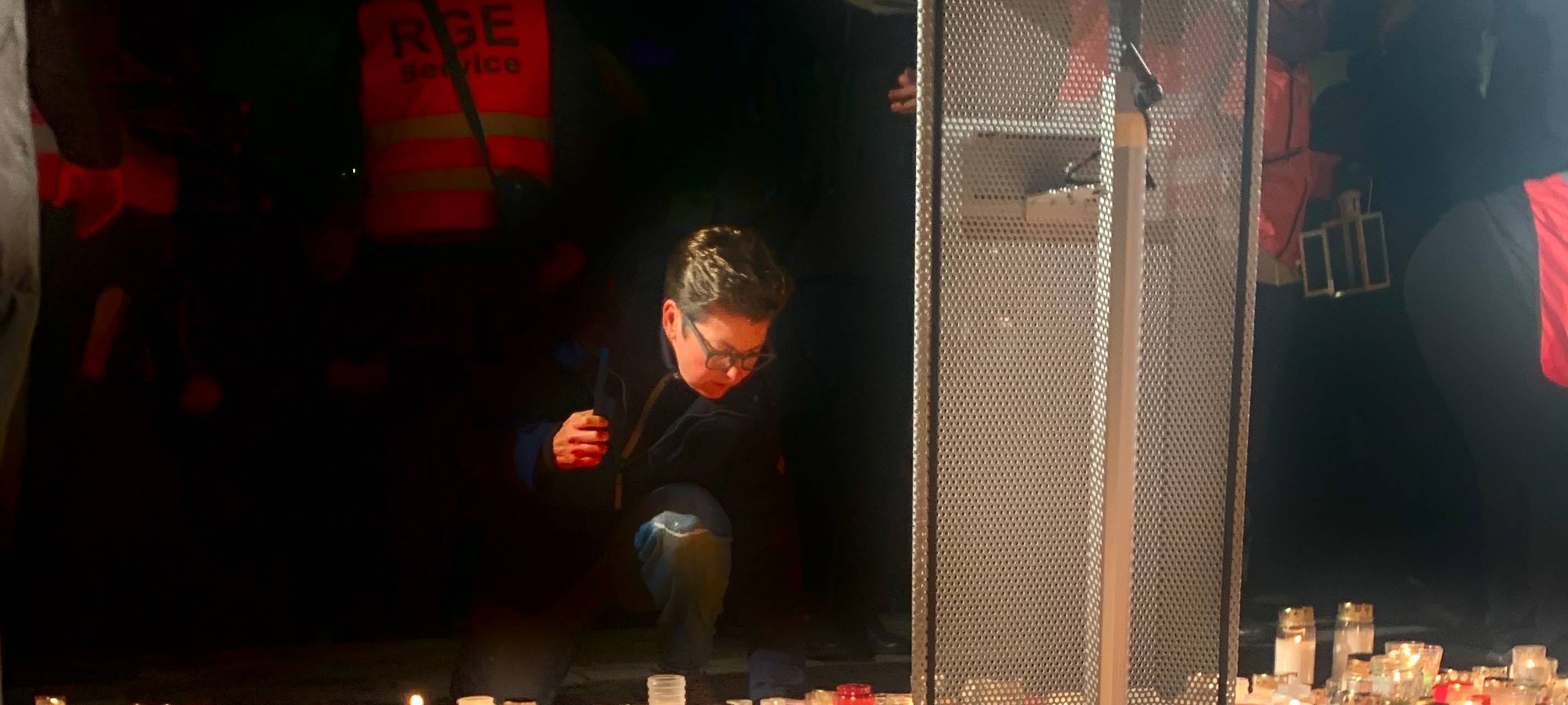 Tausende Menschen in Essen bilden Menschenkette vor der Alten Synagoge