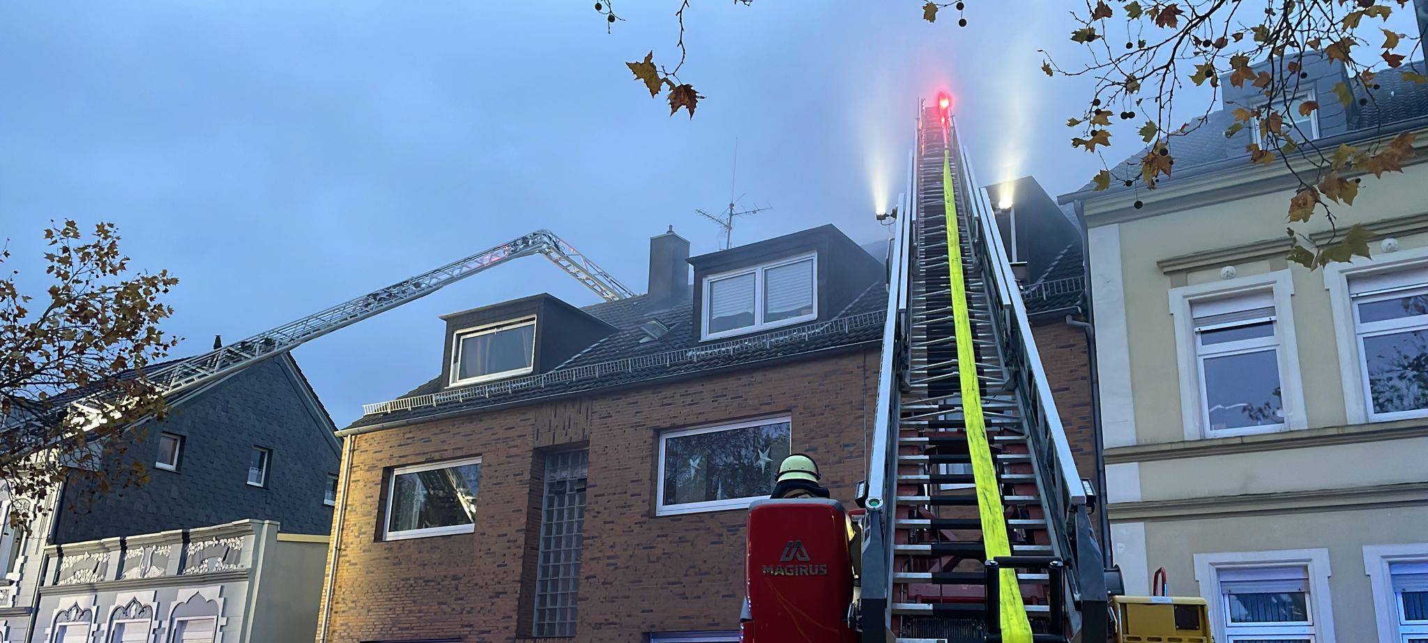 Dachstuhl in Essen brennt: Feuerwehr im Einsatz