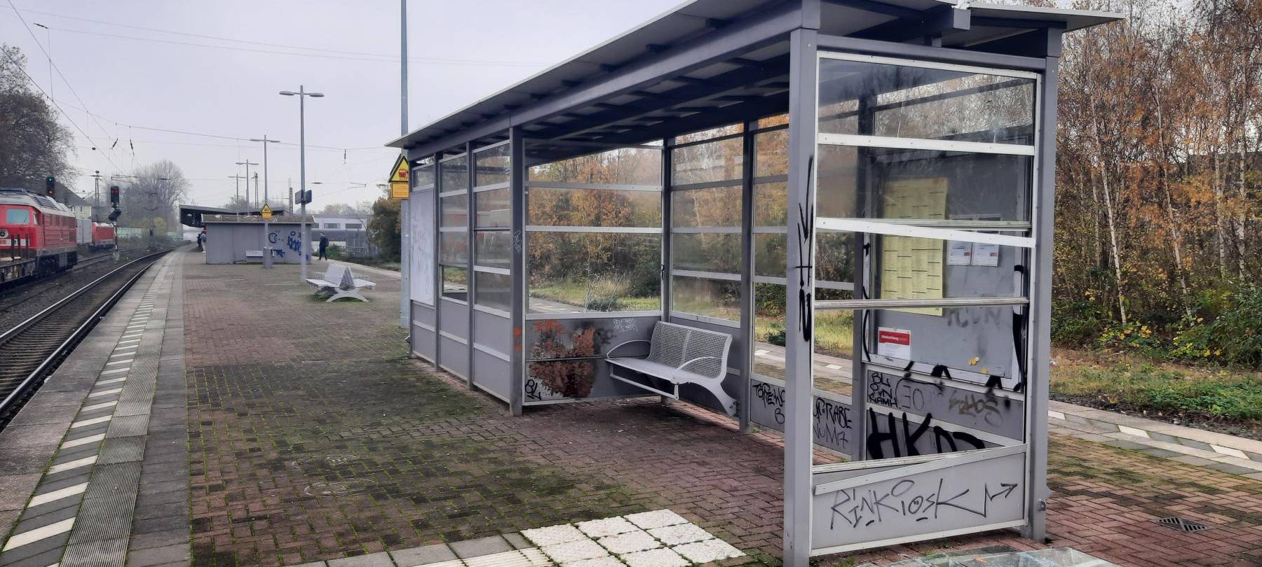 Wartehäuschen am Bahnhof in Essen zerstört - Zeugen gesucht