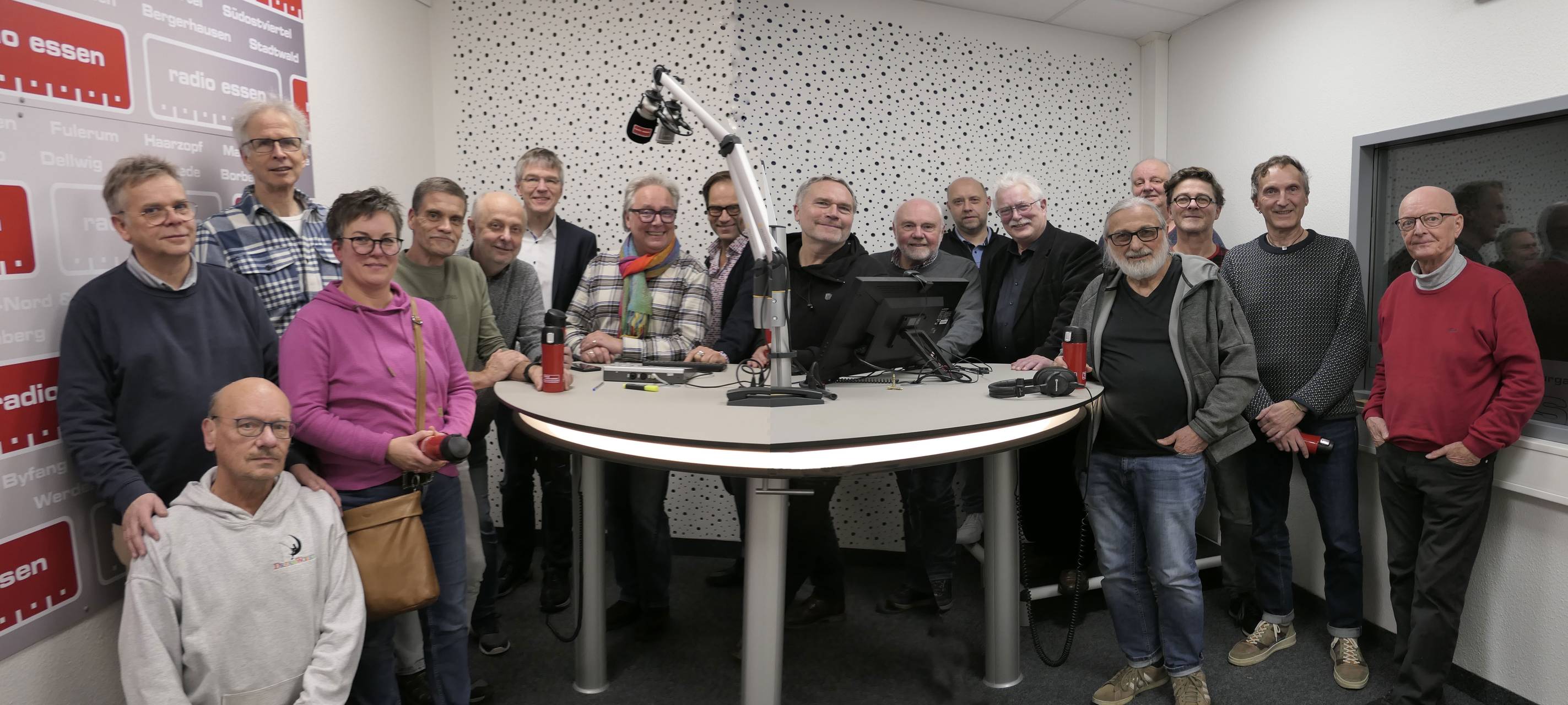 Viele Bürgerfunker sitzen in der Redaktion bei Radio Essen