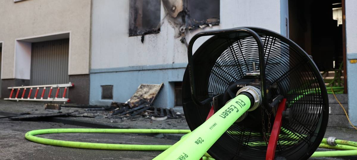 Feuer in Essen: Kompletter Treppenraum voll Rauch