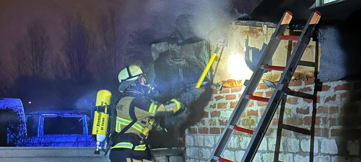 Feuerwehr Essen muss Sauna in Wohnhaus löschen