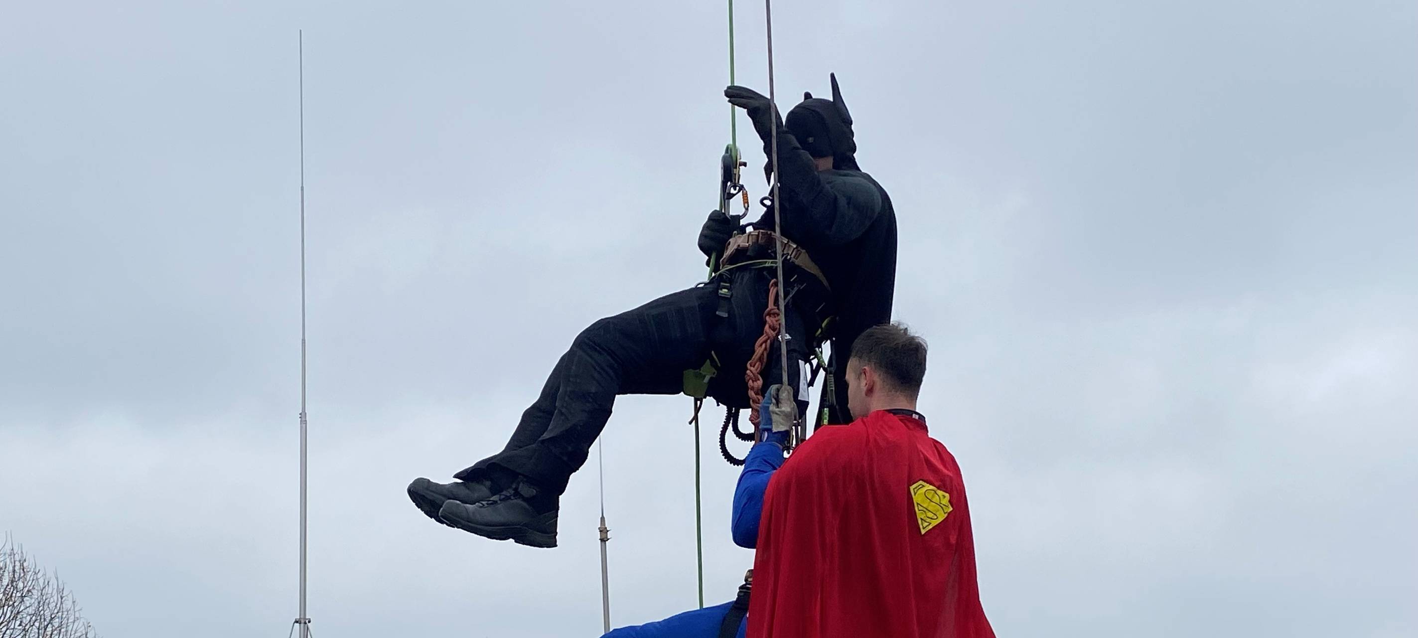 Feuerwehr Essen und der Nikolaus klettern vom Dach
