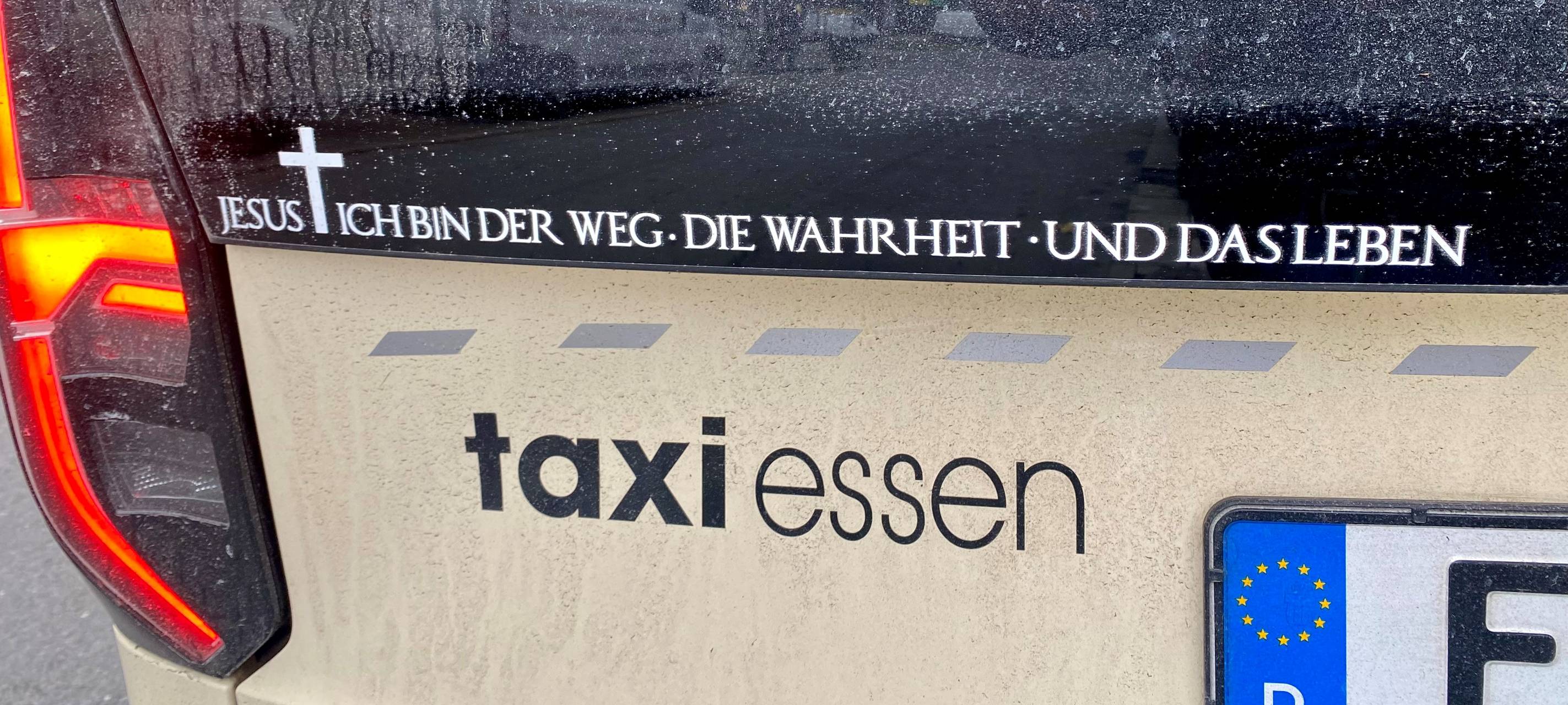 Taxifahrer aus Essen soll Bibelspruch entfernen