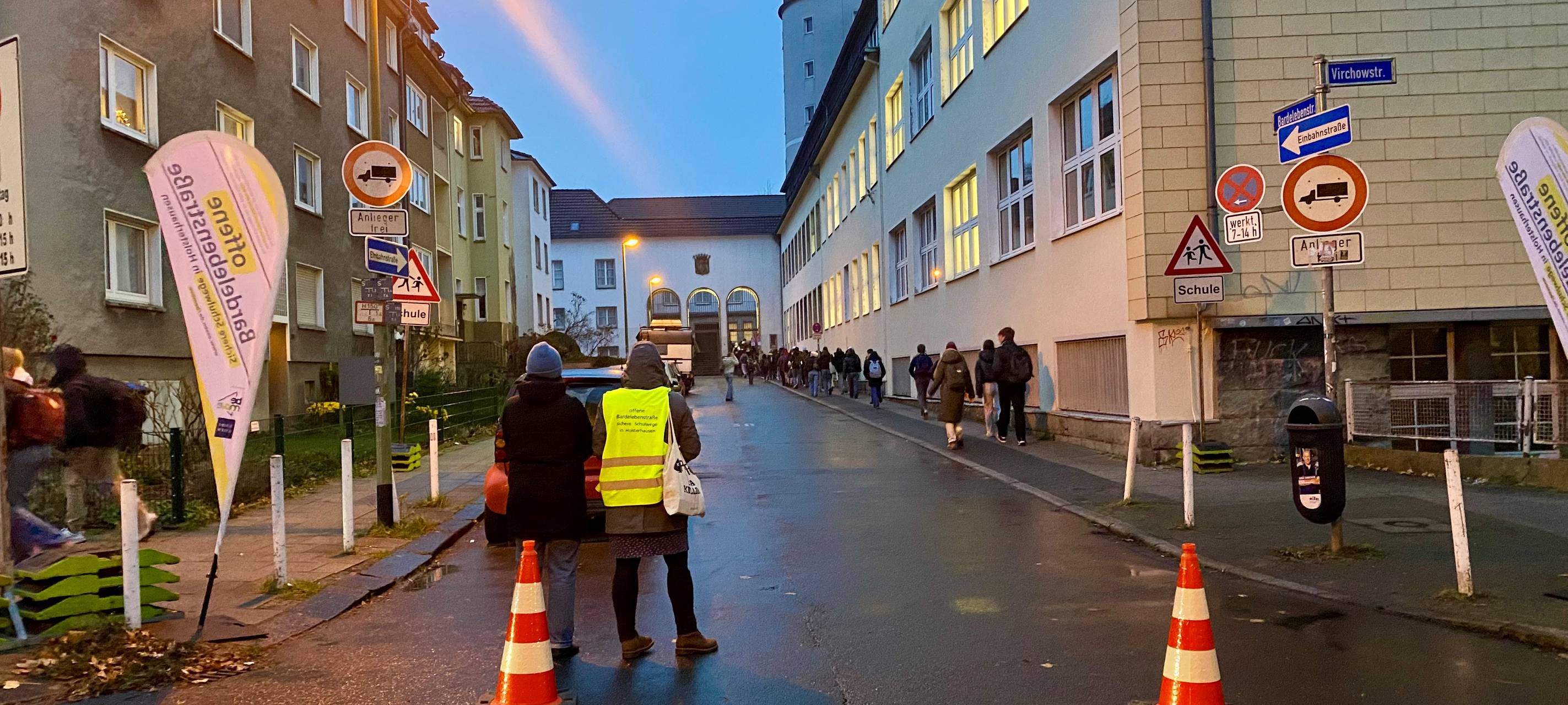 Eltern in Essen bremsen Elterntaxis aus