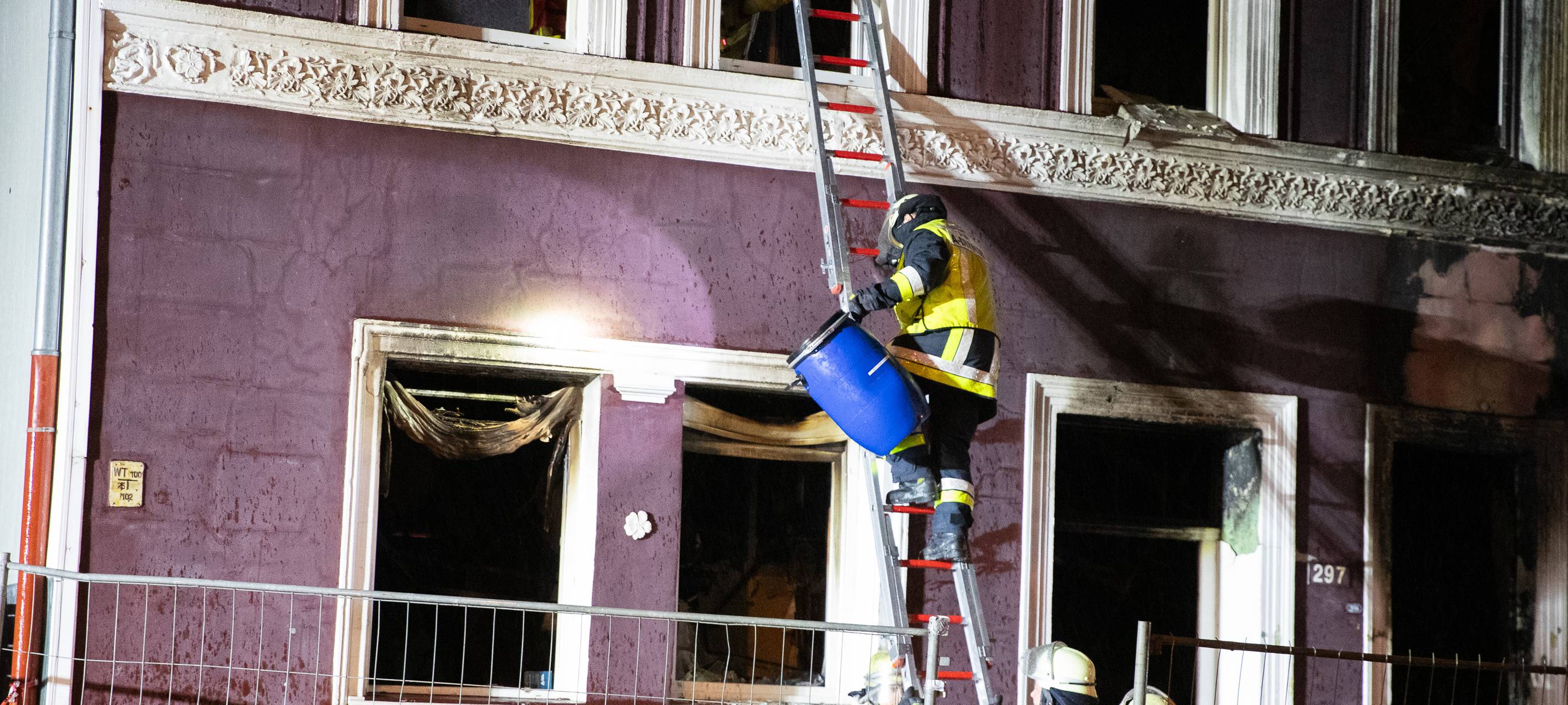 Rettungskräfte bergen Leiche aus Wohnhaus in Essen
