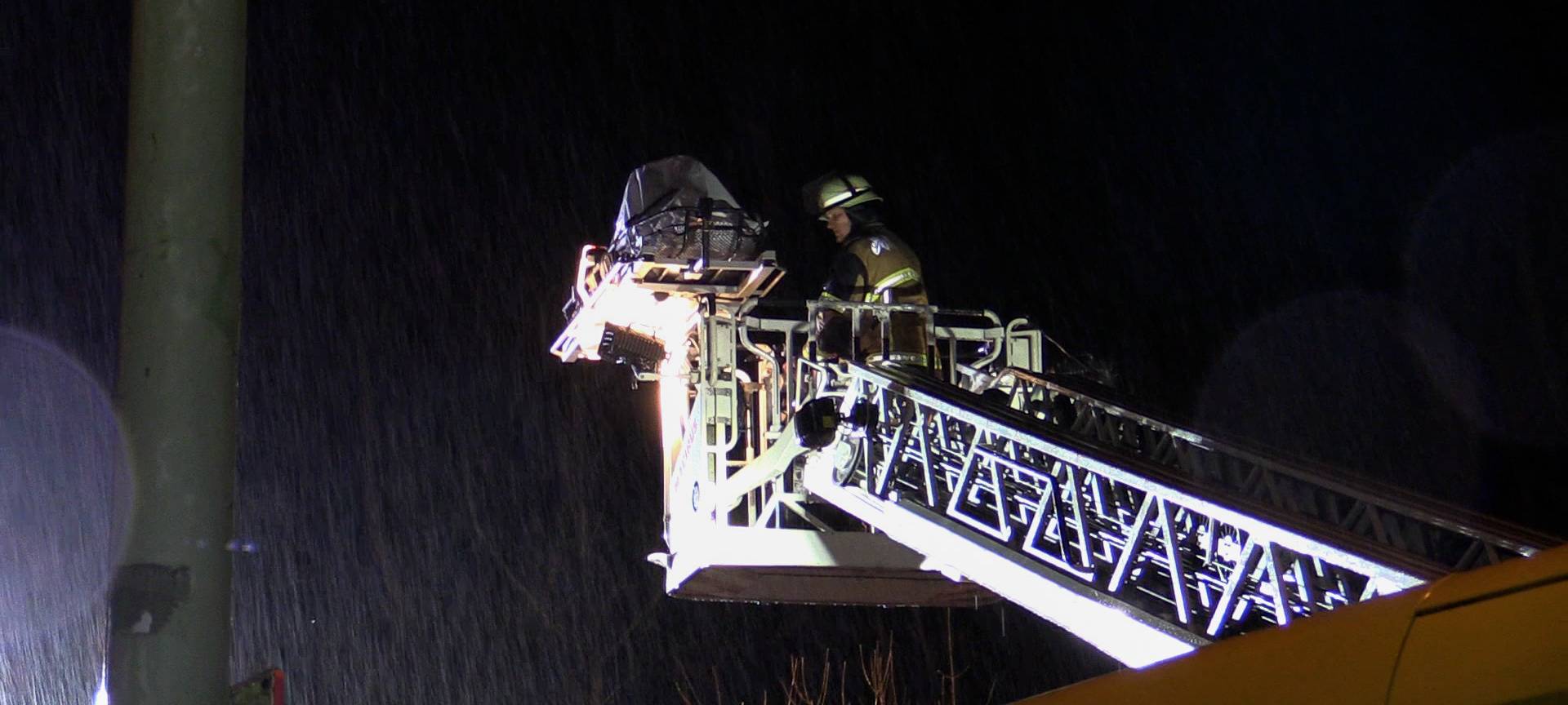 Rettungskräfte bergen Leiche aus Wohnhaus in Essen