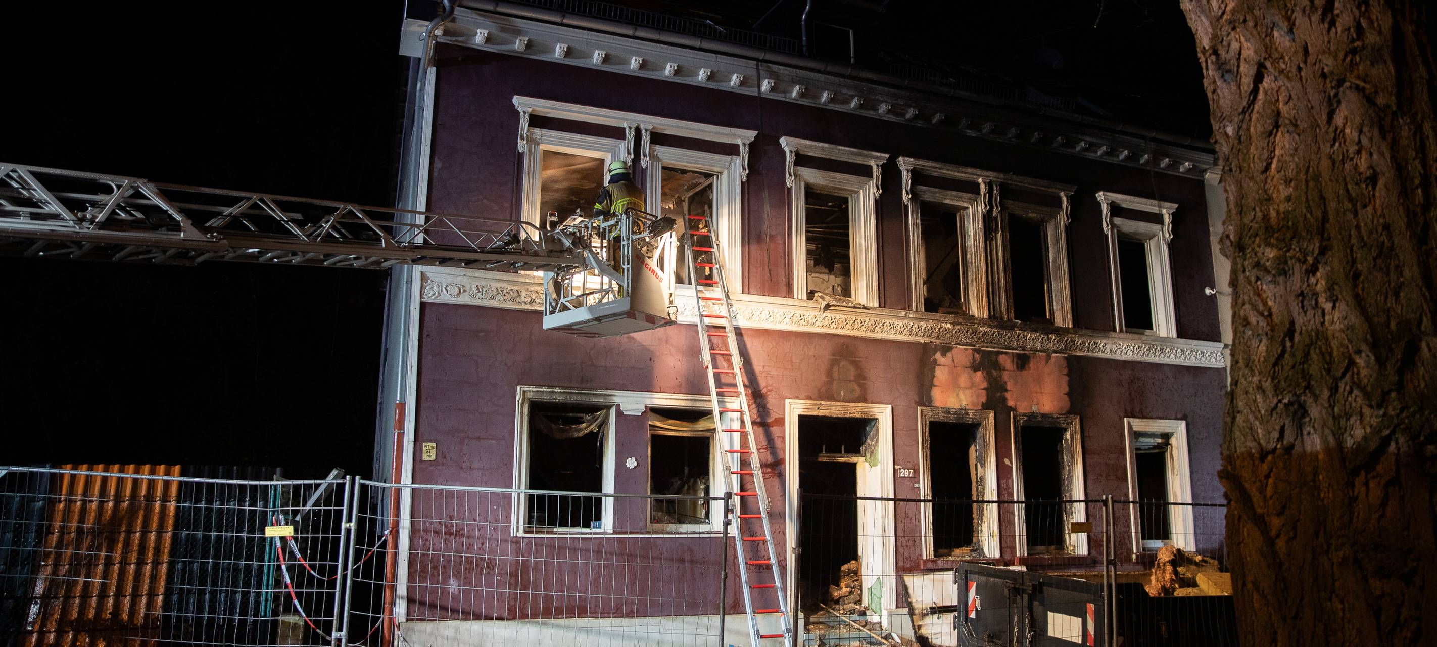 Rettungskräfte bergen Leiche aus Wohnhaus in Essen