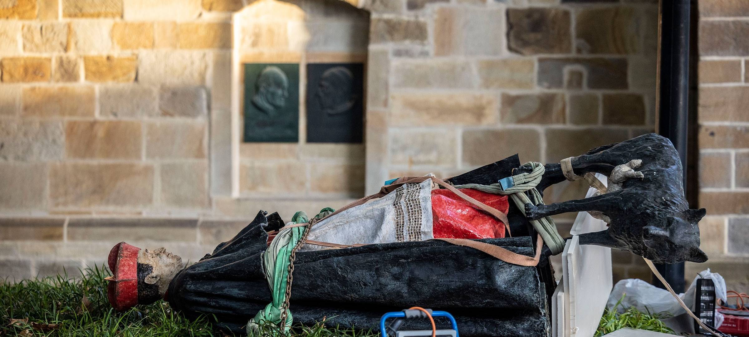 Umgeworfene Statue Kardinal Hengsbach in Essen